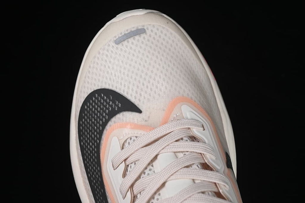 Top view of the mesh-like toe and laces