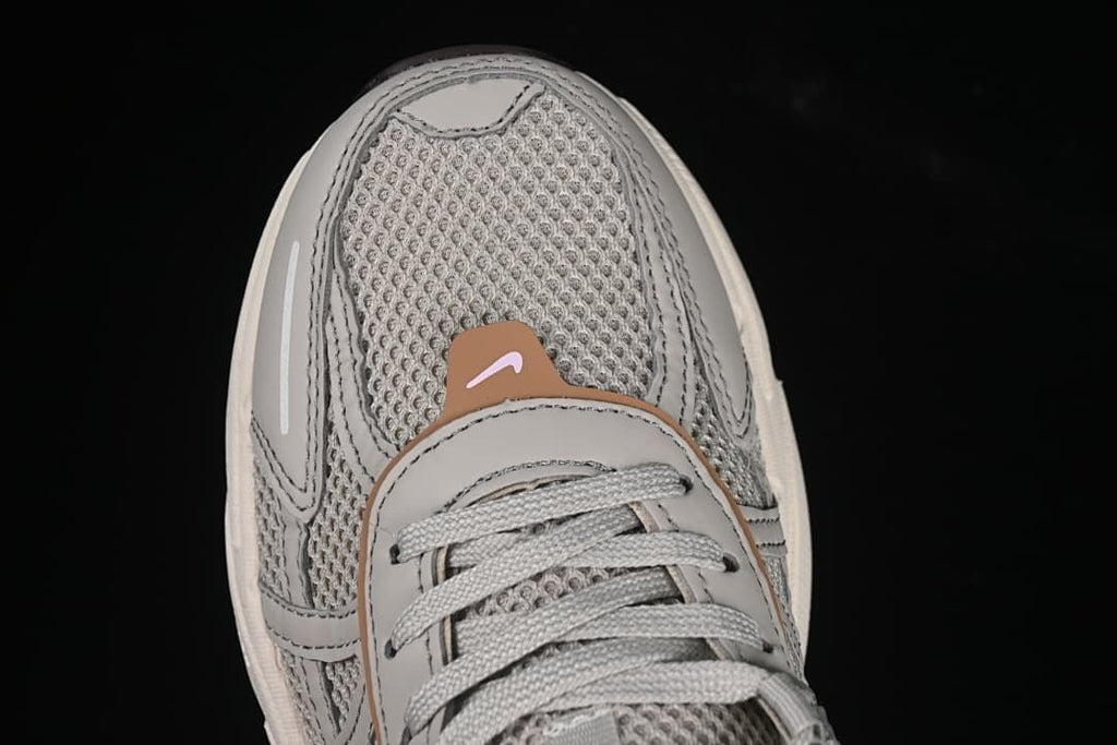 Top view of the mesh toe and lace area