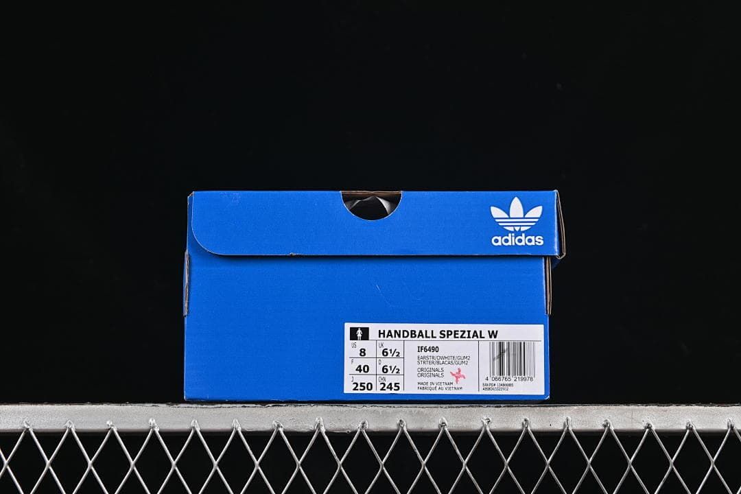 Shoe box label identifying the Handball Spezial W, style IF6490, and sample size 40 EU.