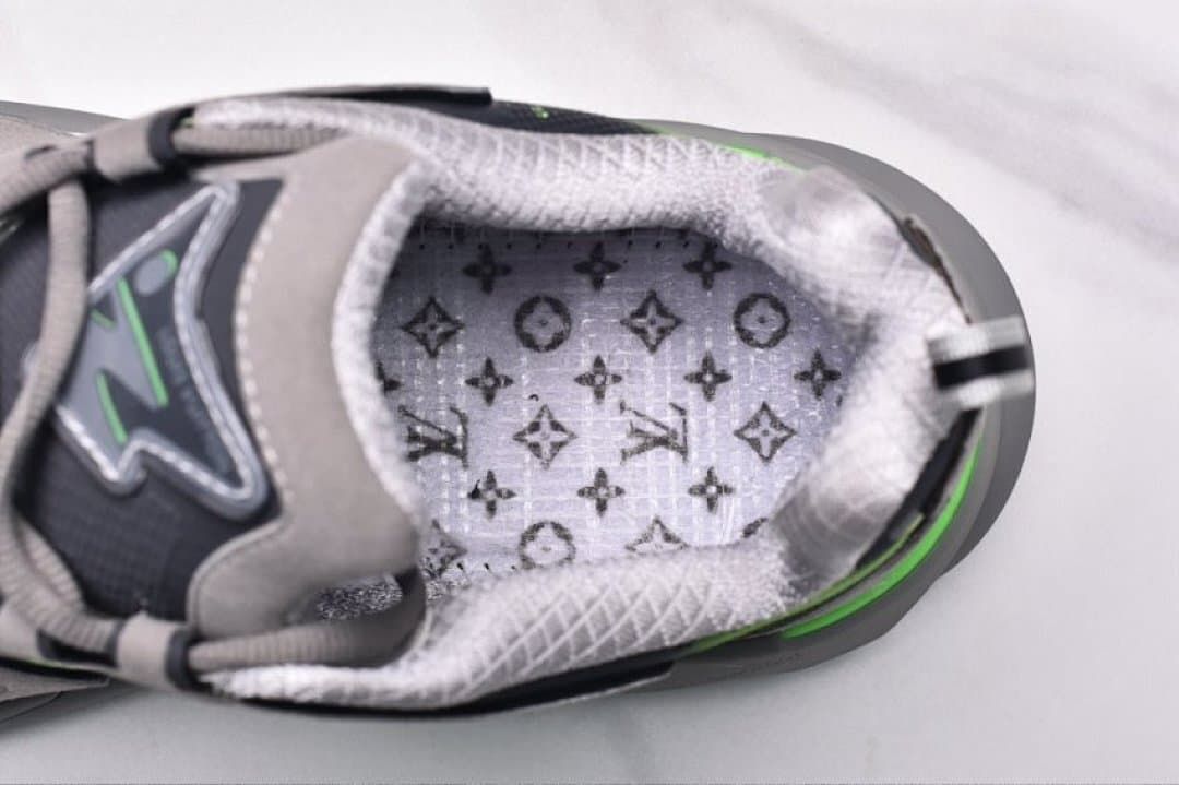 Close-up of the patterned footbed