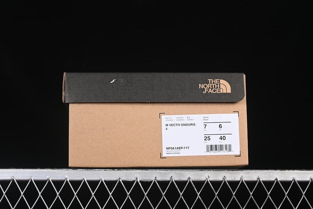 Shoe box label identifies the model as M Vectiv Enduris in black, with sample size US 7, UK 6, EU 40, and 25 cm.