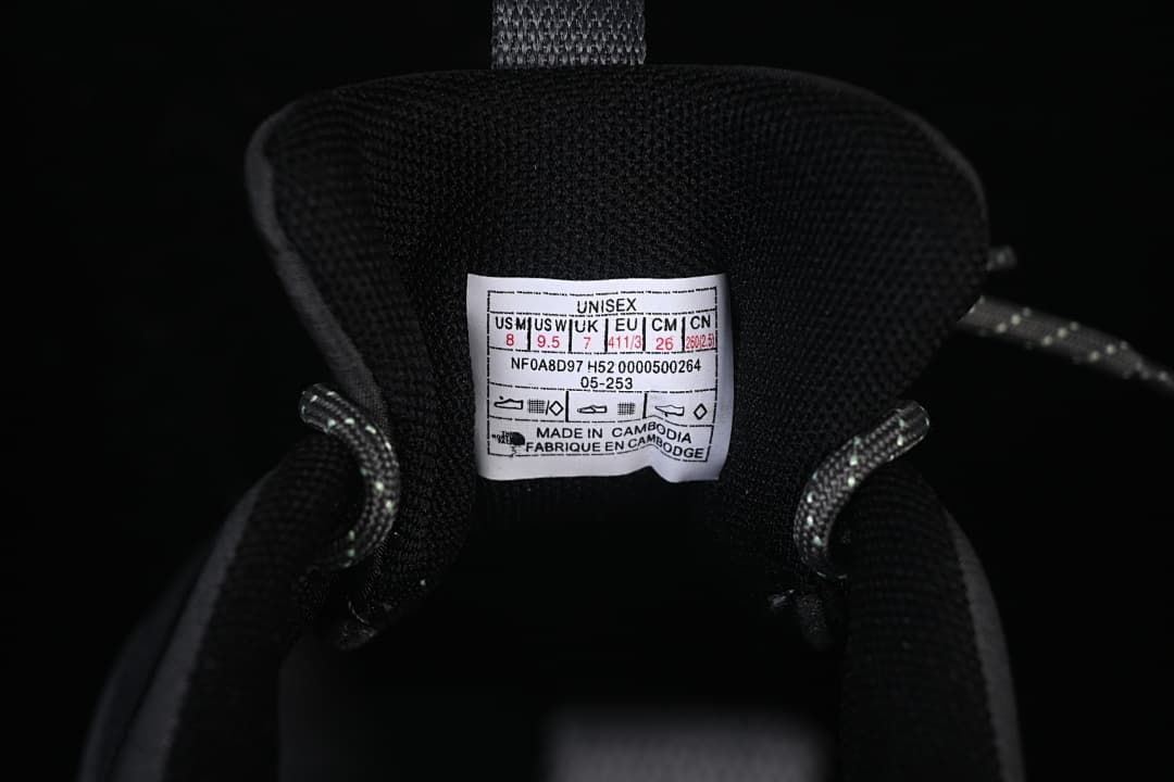 Close-up of the shoe tongue size label