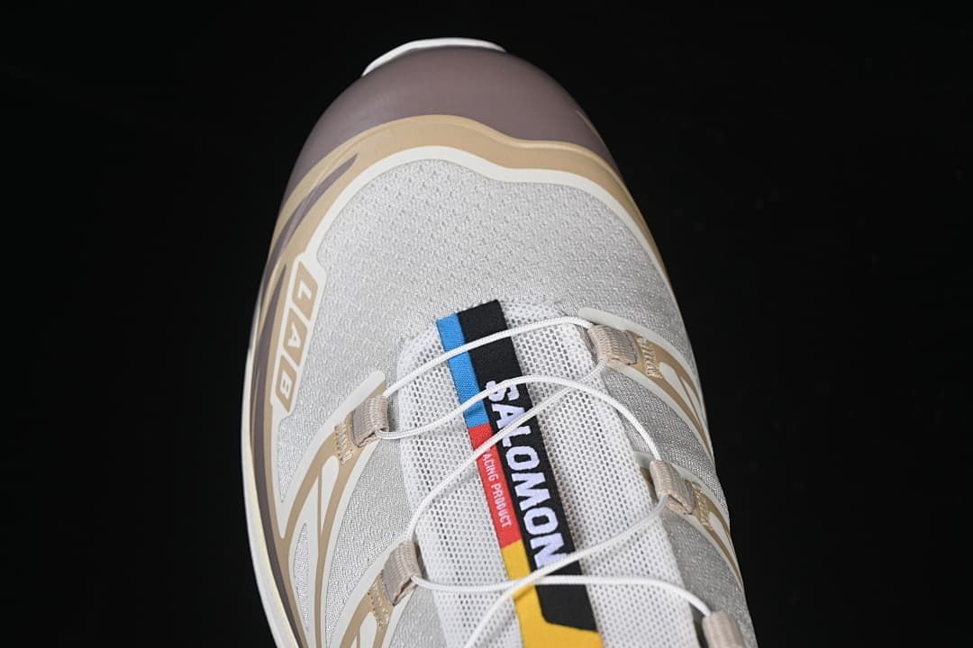 Top-down view of the toe and quick-lace system.