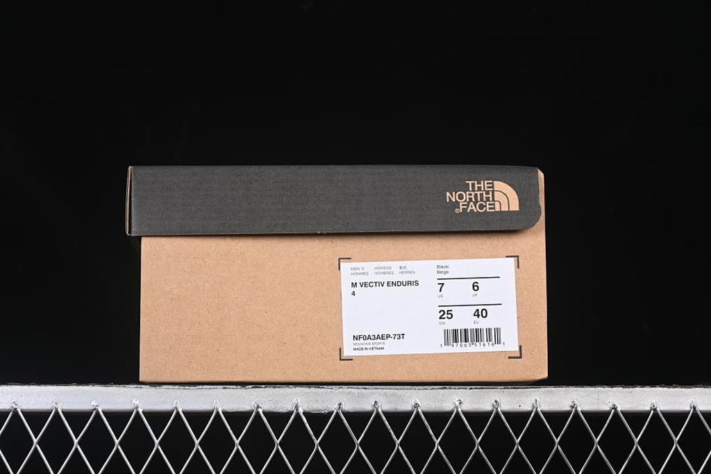 Product box label identifying the Vectiv Enduris 4, code NF0A3AEP-73T, and sample size EU 40.