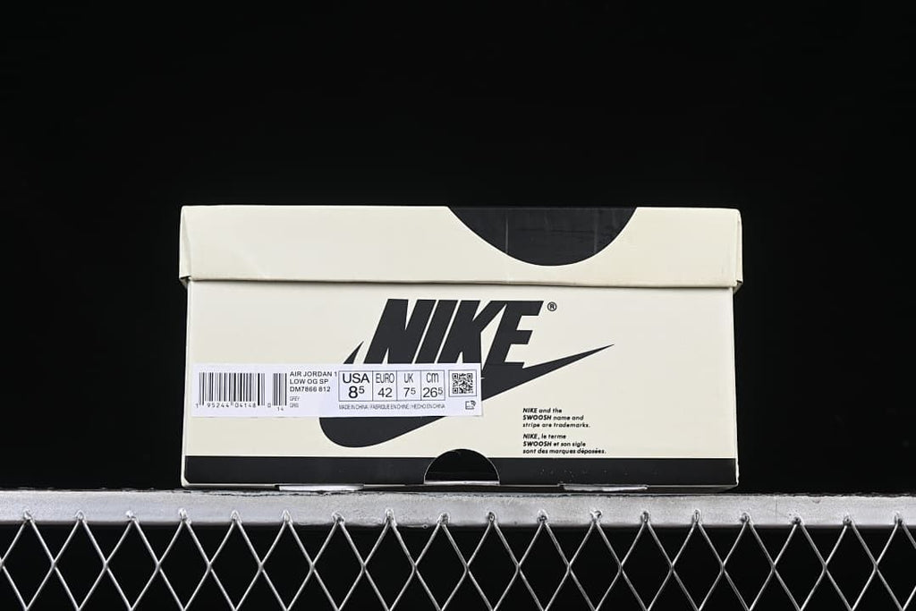 Sneaker box label showing EU 42, UK 7.5, and CM 26.5