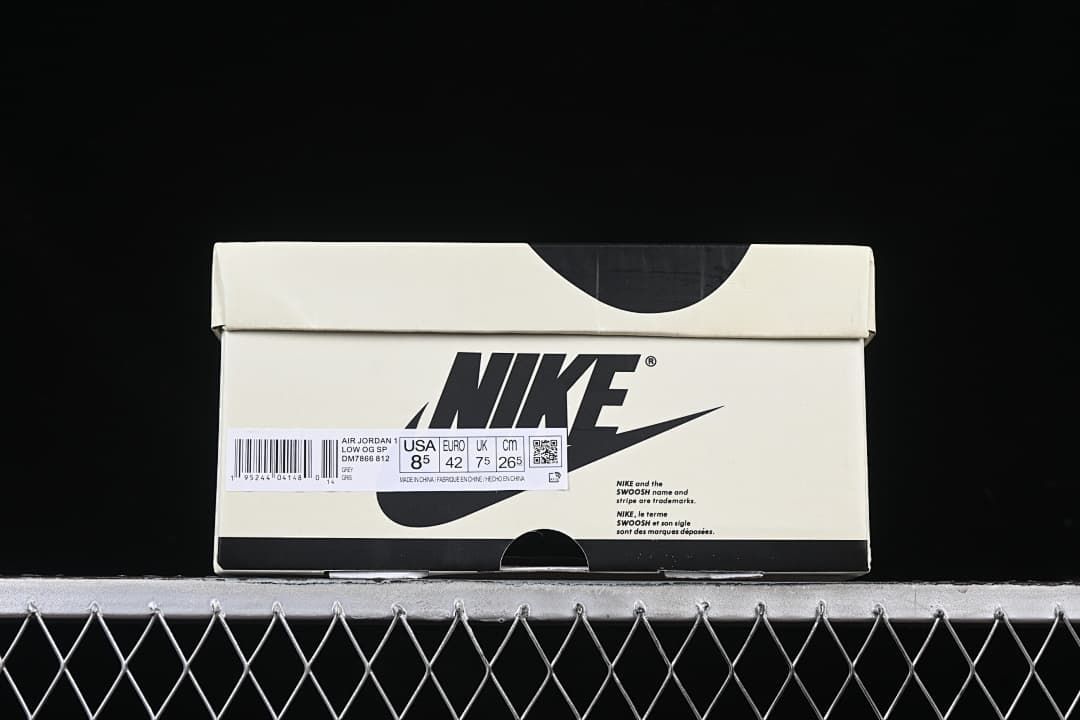 Sneaker box label showing EU 42, UK 7.5, and CM 26.5