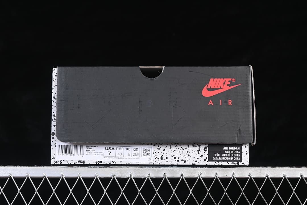 Shoe box with a visible label marked USA 7, EURO 40, UK 6, and 25 cm