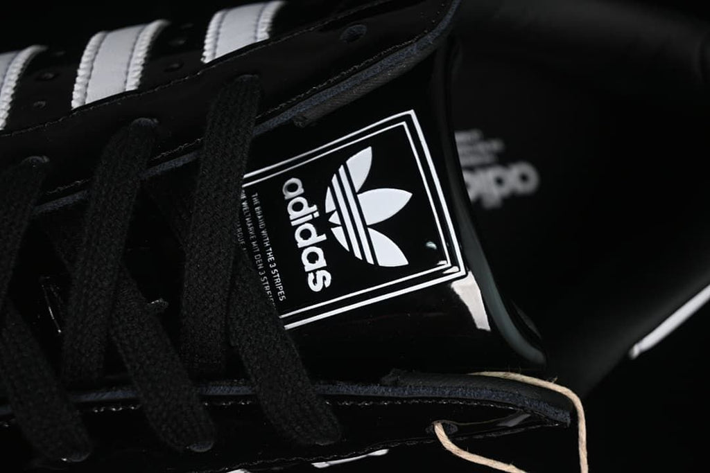 Close-up of the tongue label and black laces
