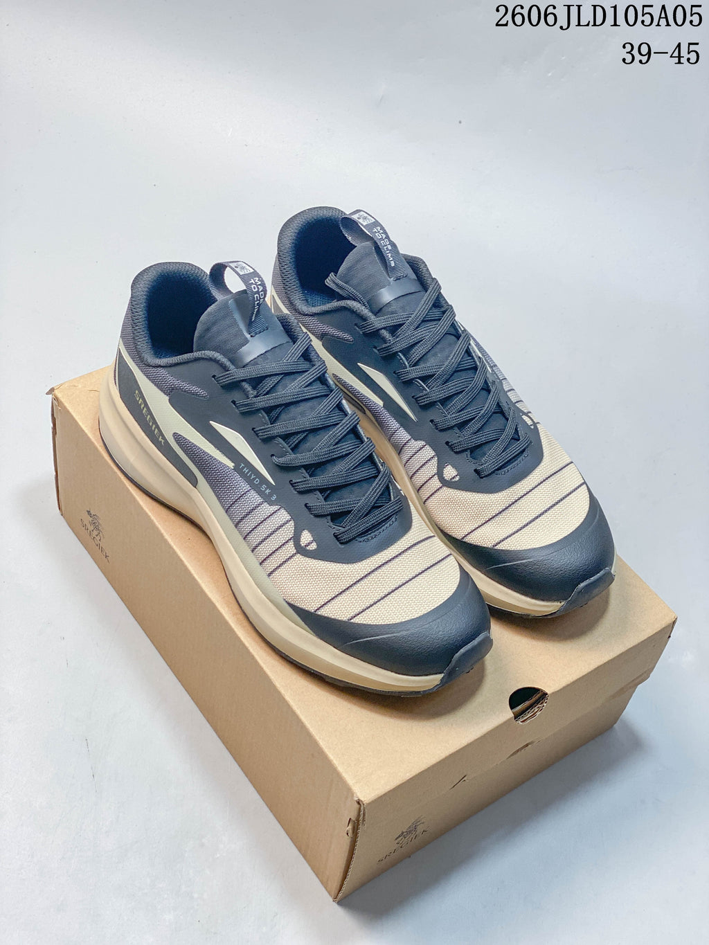 Pair of navy and beige SREGIEK Norvan 2556 GTX outdoor sneakers on a box; image text shows sizes 39–45.