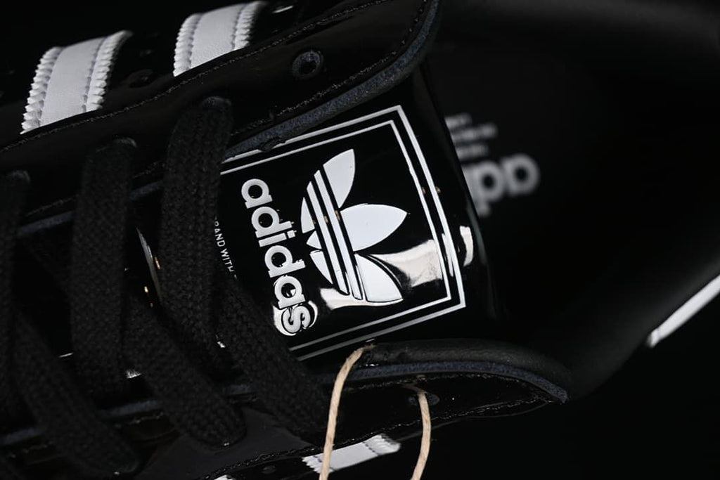 Close-up of the tongue label and black laces