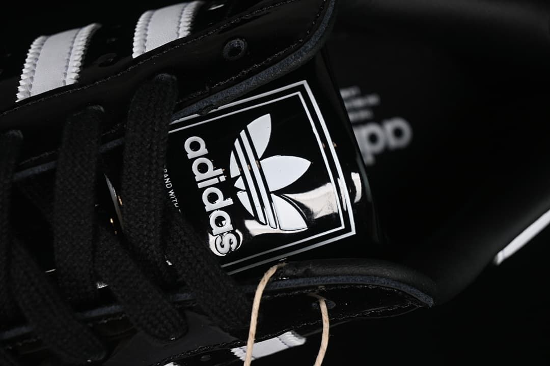 Close-up of the tongue label and black laces