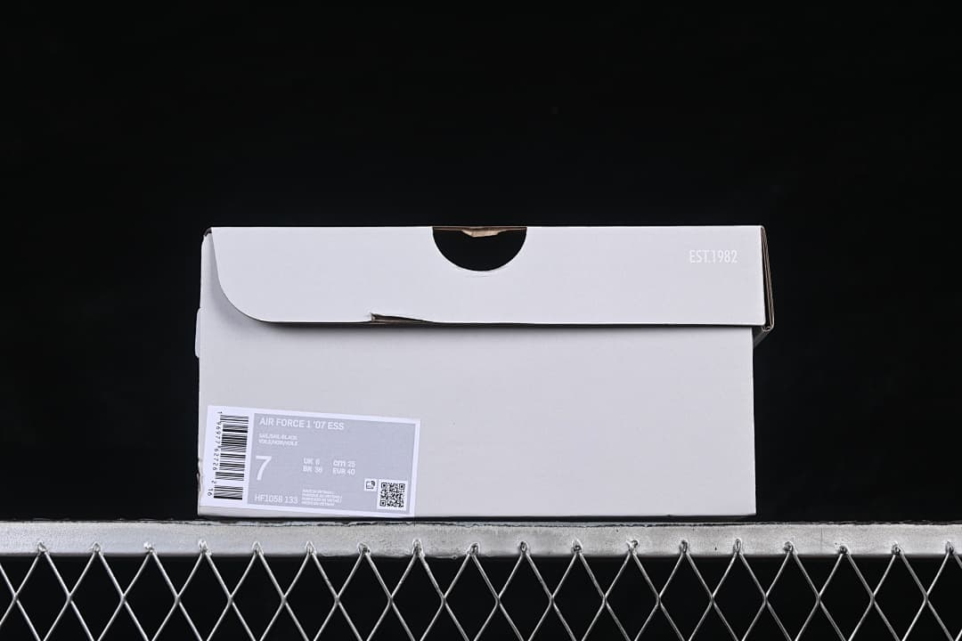 Shoebox label showing Air Force 1 ’07 and sample size details