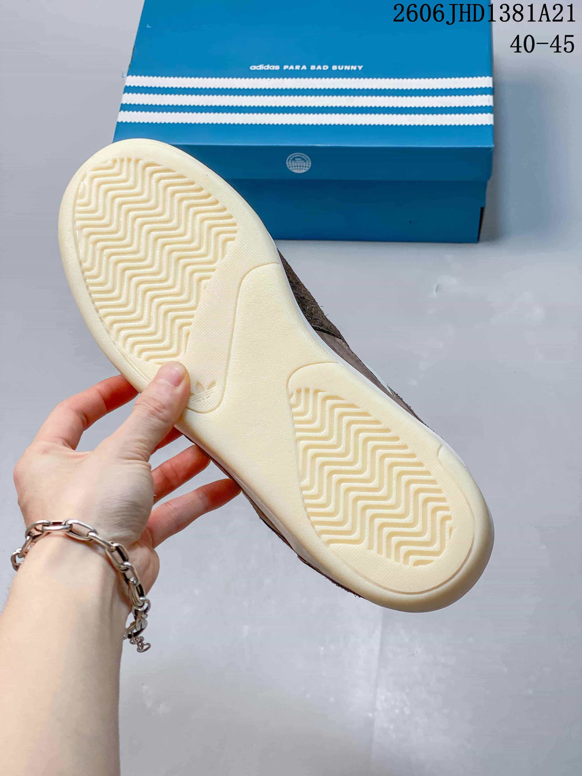 Close view of the light-colored outsole with zigzag tread and blue Adidas x Bad Bunny box; image overlay shows 40–45.