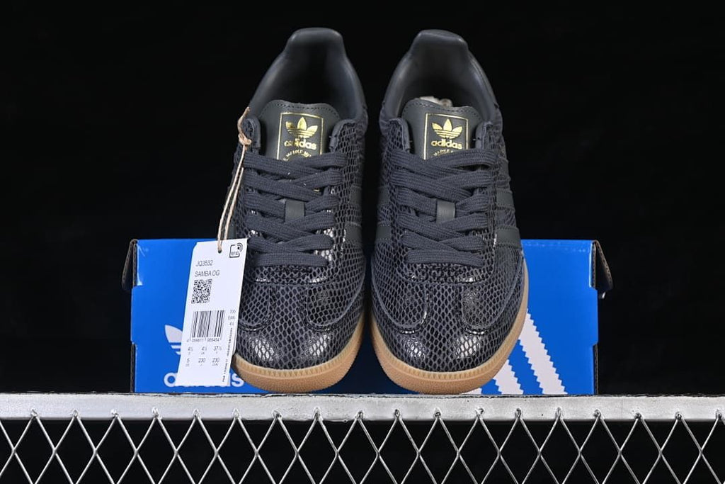 Front view of the pair with a shoebox and attached product tag