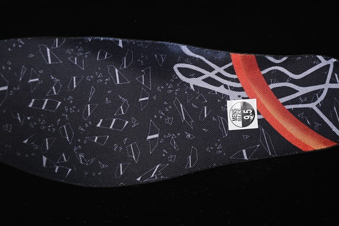 Insole with a patterned graphic and a visible men’s size 9.5 label