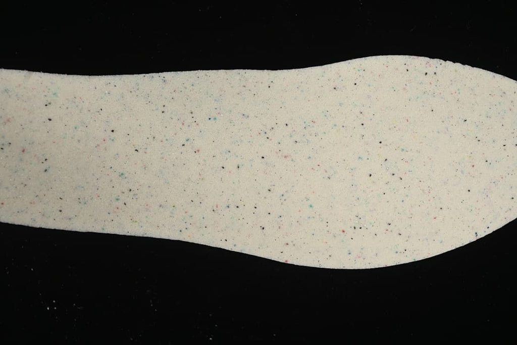 Light-colored insole with multicolor speckles