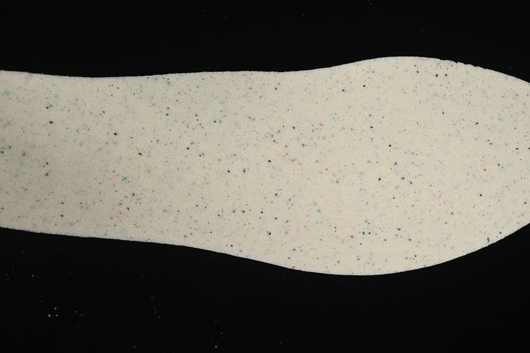 Light-colored insole with multicolor speckles
