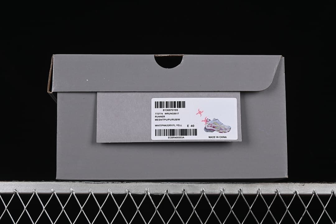 Shoebox label displaying Runner model and color information, with size E 40.