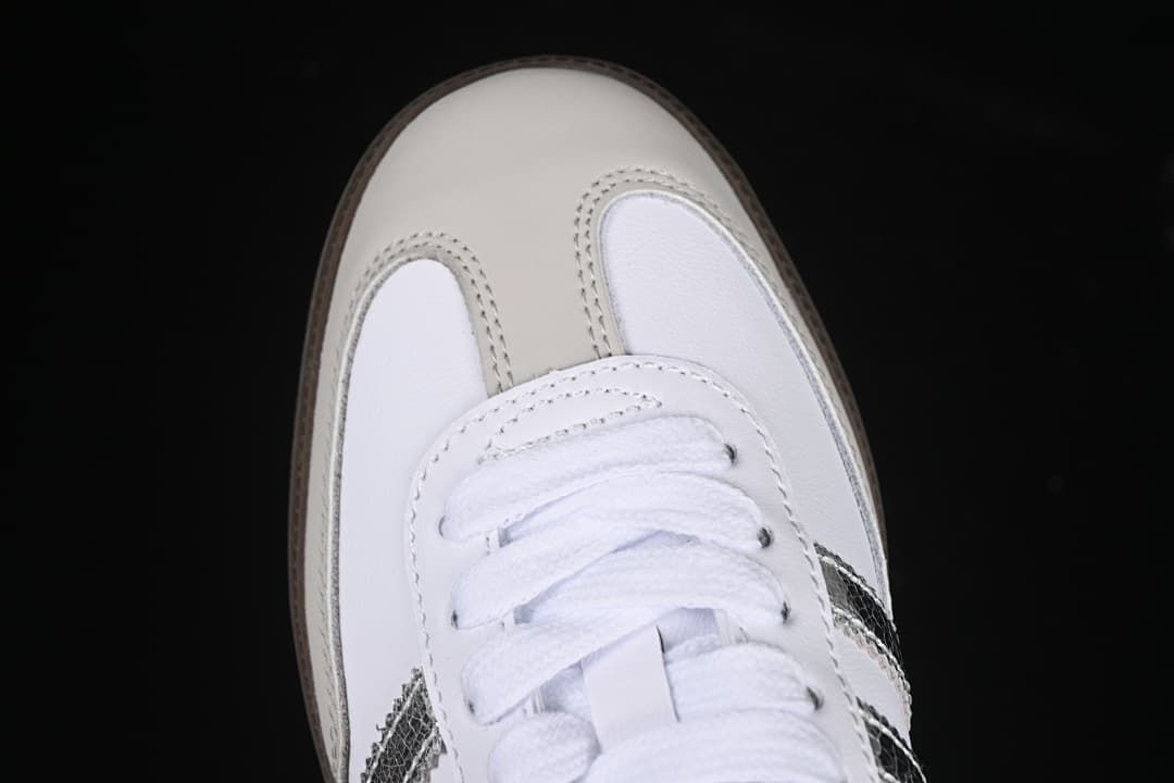 Top view of the toe, lace panel, and light neutral toe overlay