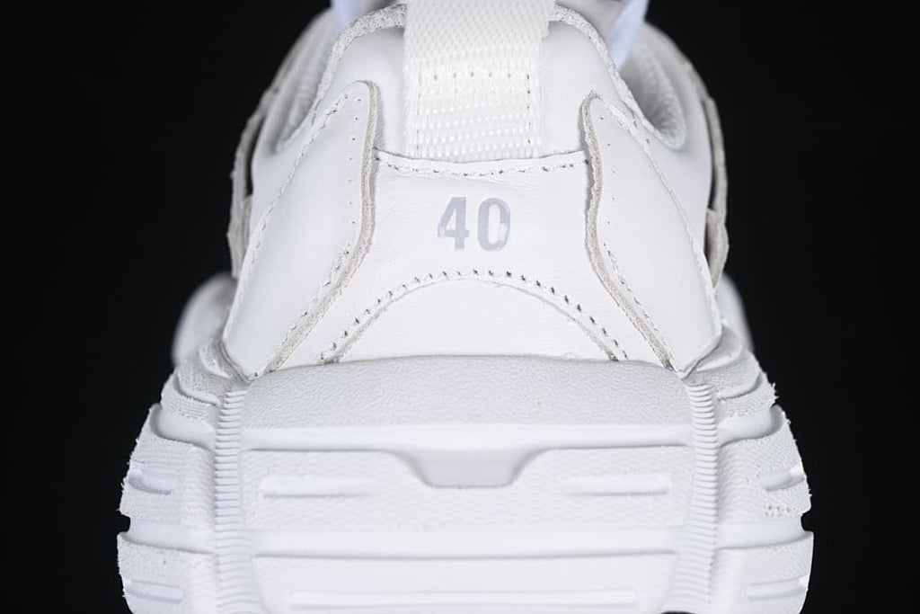 Rear view of the sneaker showing size 40 and the heel pull loop