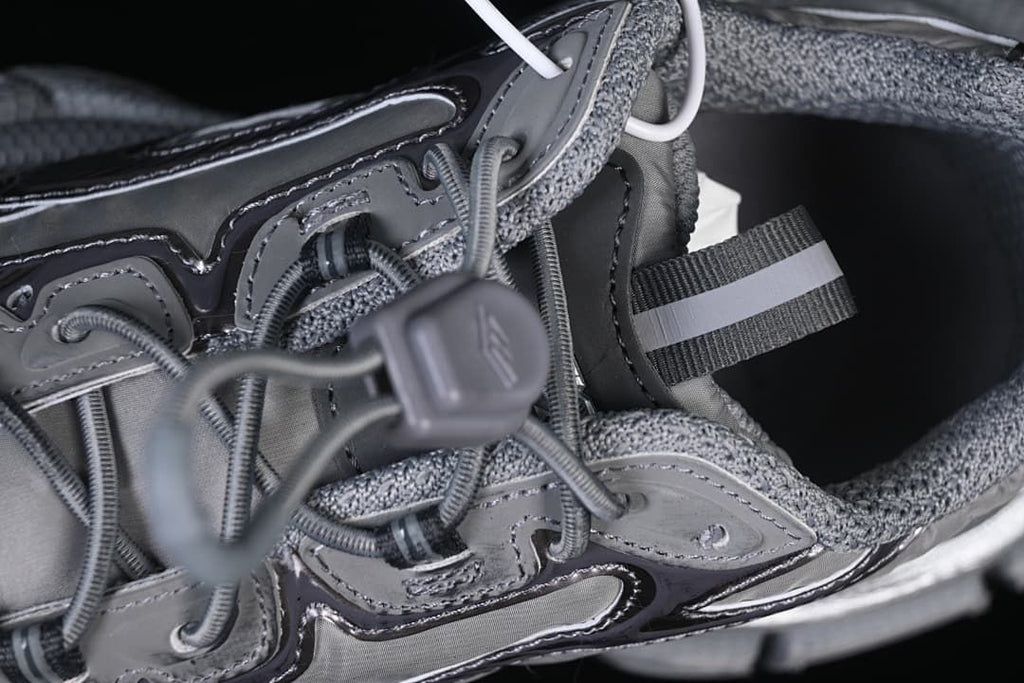 Close-up of the lace toggle, laces, and padded collar.