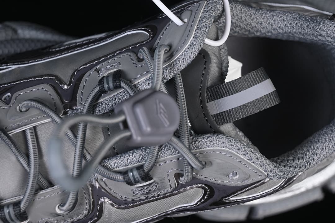 Close-up of the lace toggle, laces, and padded collar.