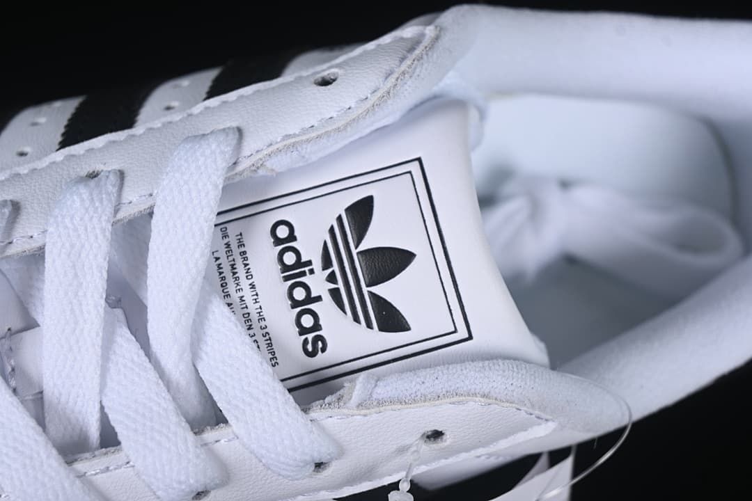 Close-up of the tongue label and white laces