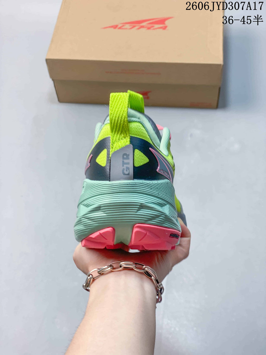 Rear view showing the heel, aqua midsole, and pull tab; image text lists sizes 36–45.5.