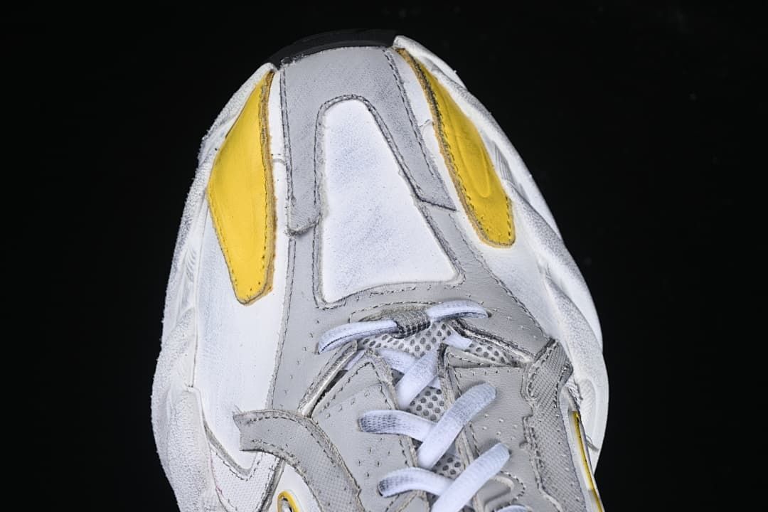 Top view of the sneaker toe and lace area