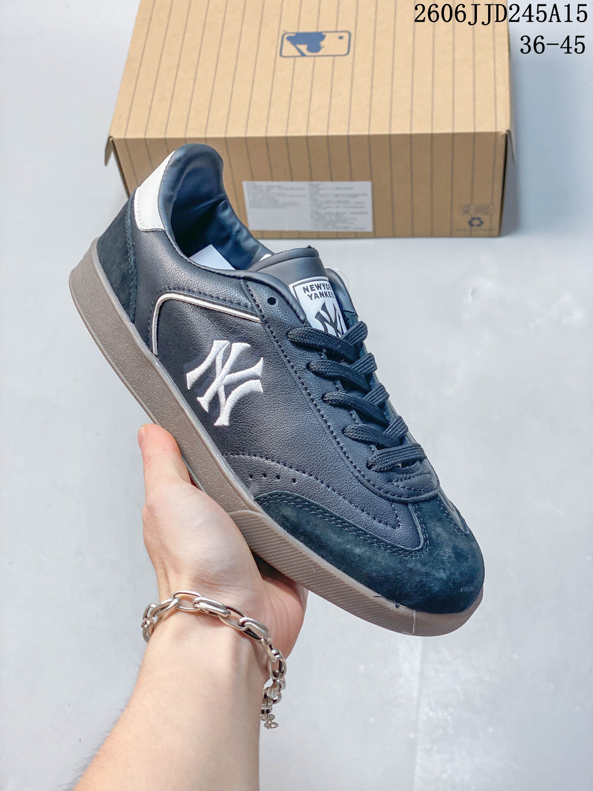 Navy New York Yankees low-top sneaker with contrasting panels