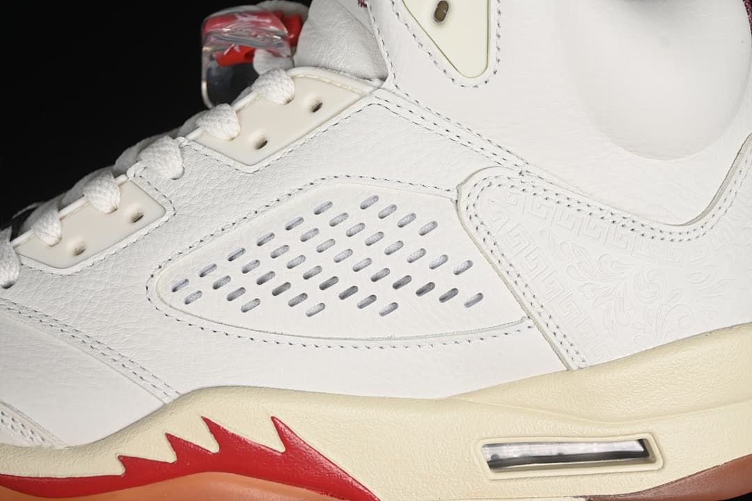 Close-up of the side ventilation panel and contrasting midsole