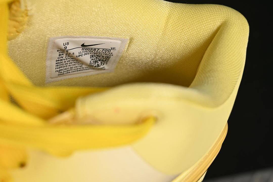 Shoe size label showing US 9 and EU 42.5