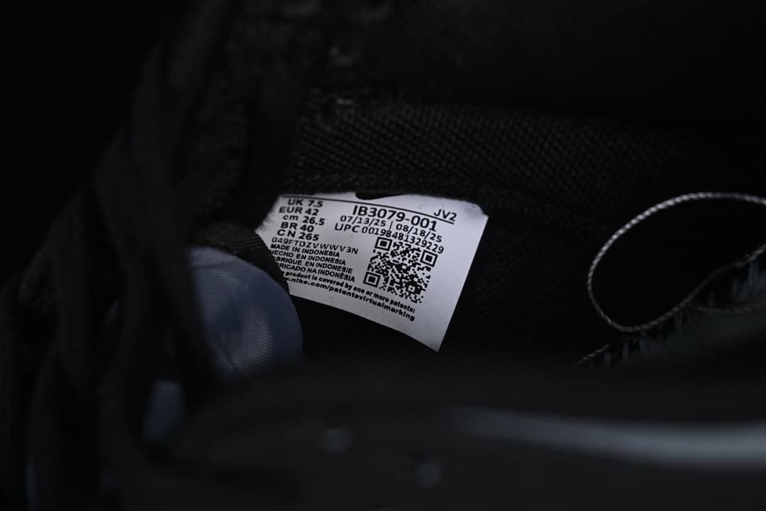 Interior size label showing EU 42 and style code IB3079-001
