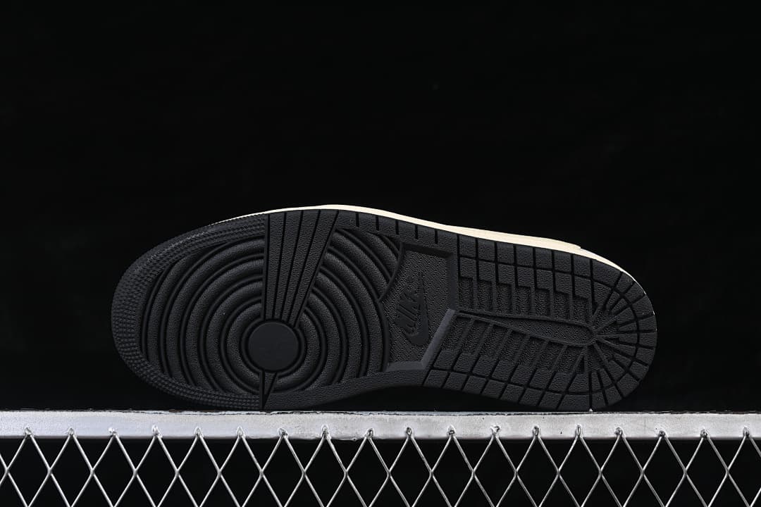Underside view of the black rubber outsole.