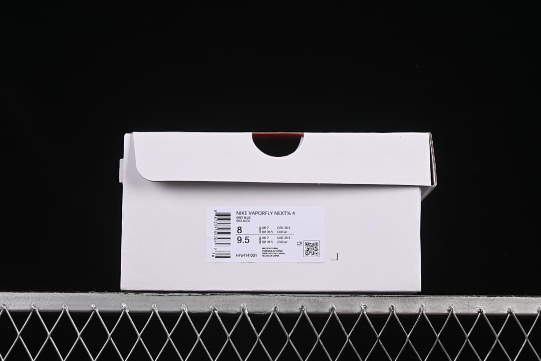 Shoe box label showing the model name and photographed size.