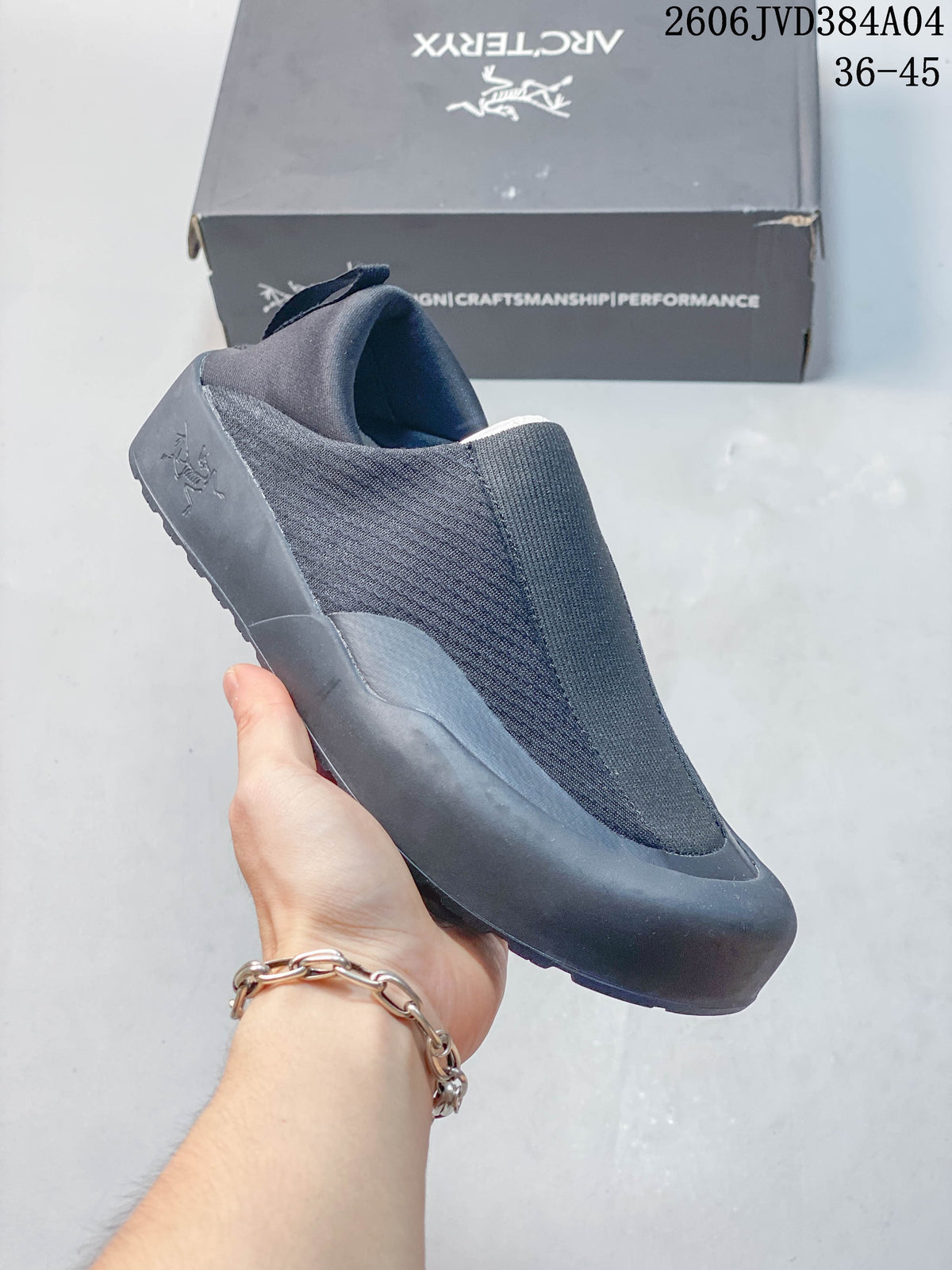 Side view of a dark charcoal slip-on shoe with a broad instep panel and wraparound sole; image label shows 36–45.