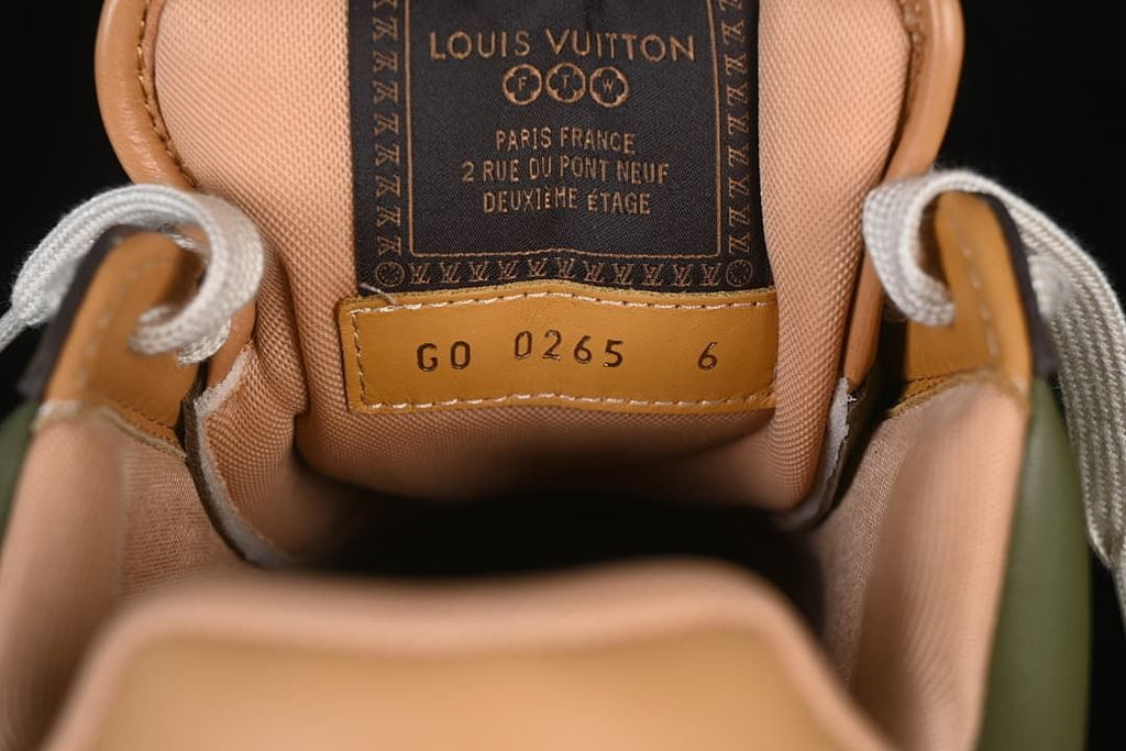 Close-up of the tongue label and visible sample marking 6