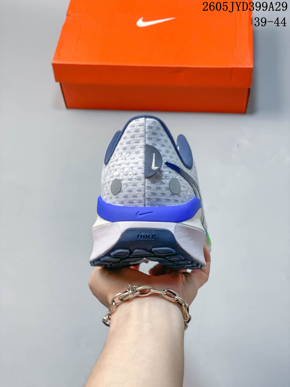 Rear view of the Nike Air Zoom Vomero 17 shoe showing its heel and outsole.