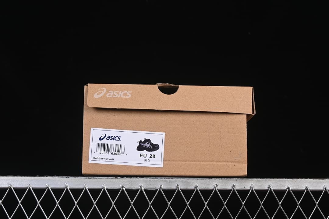 ASICS shoe box label showing the photographed sample size EU 28.