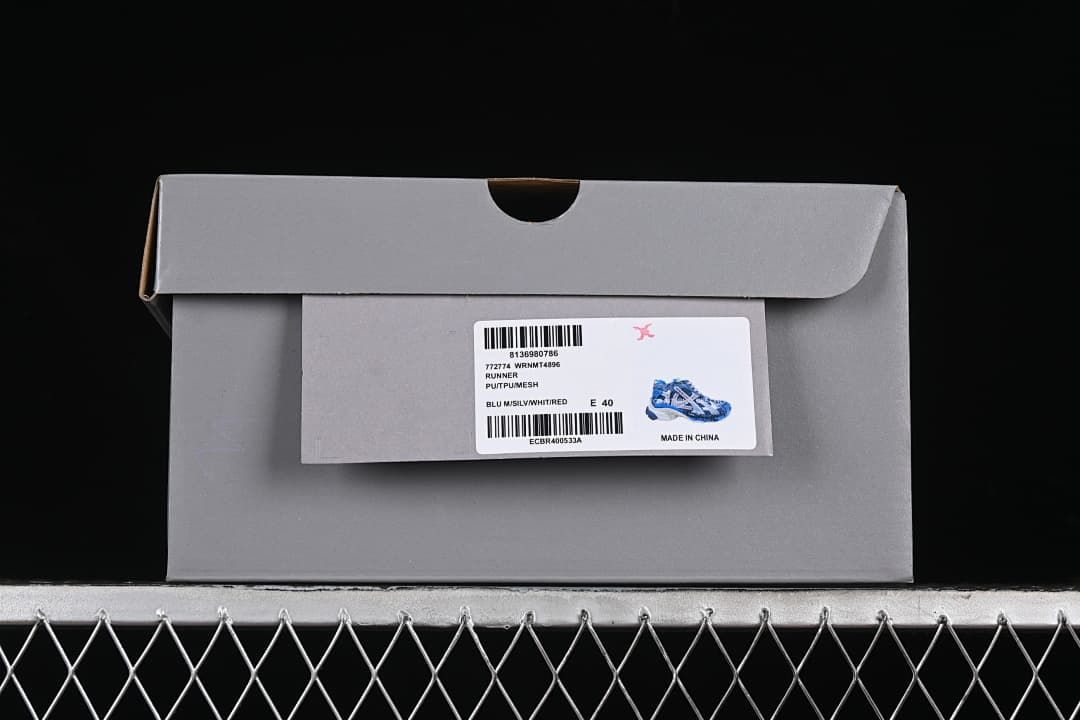 Shoebox label with Runner model text and a photographed EU size 40