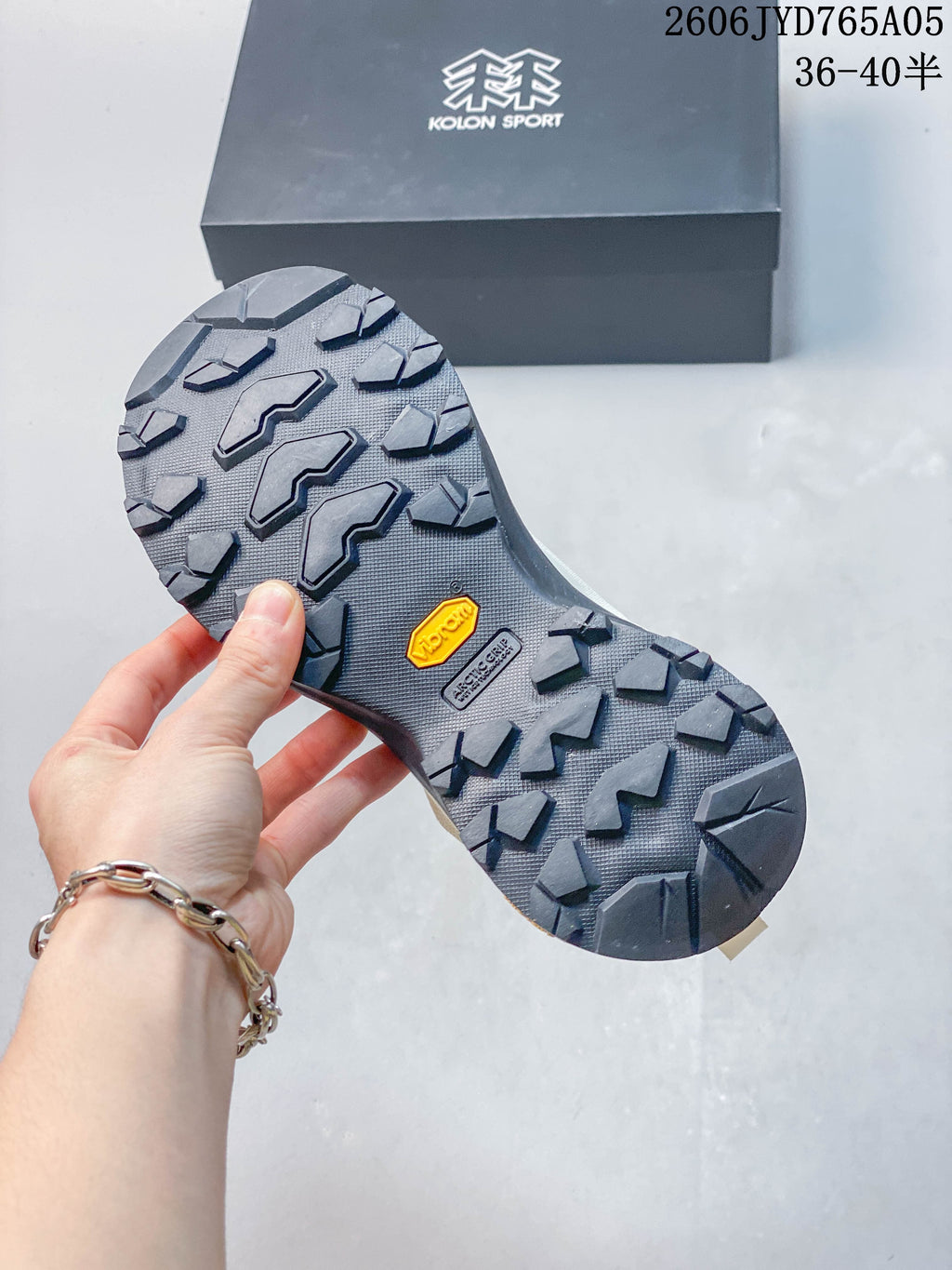 Close-up of the shoe’s dark lugged outsole; image text shows a size range of 36–40.5.