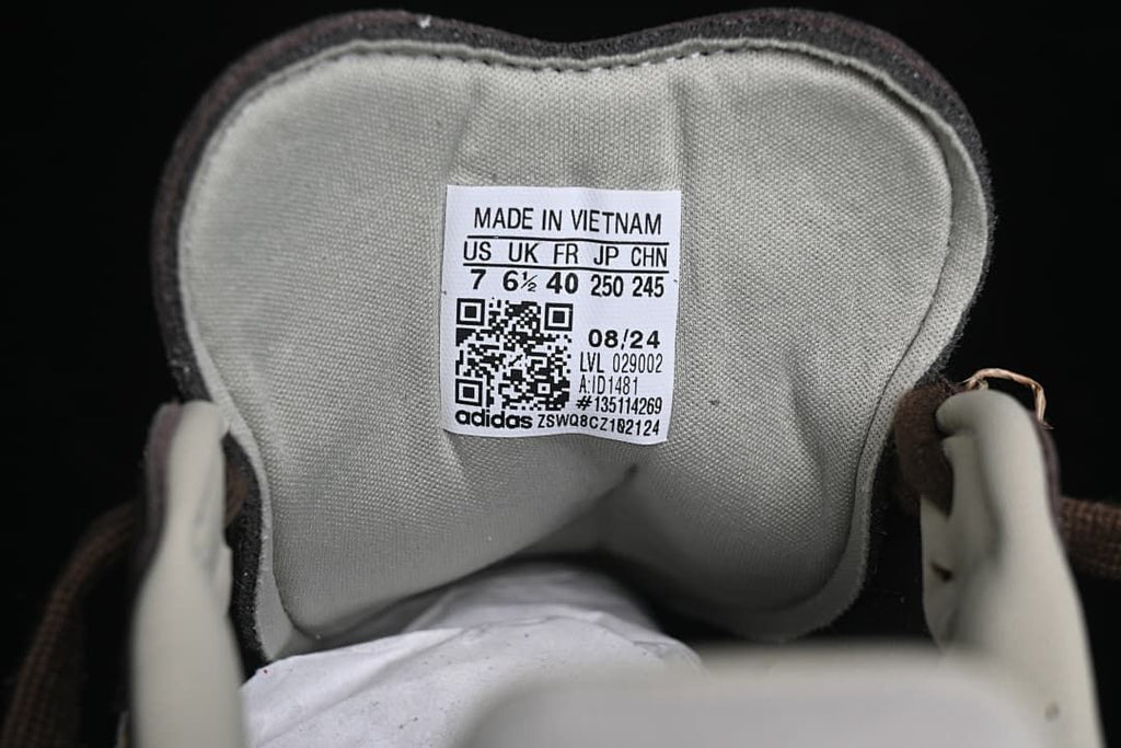 Close-up of the tongue size label showing US 7, UK 6½ and EU 40