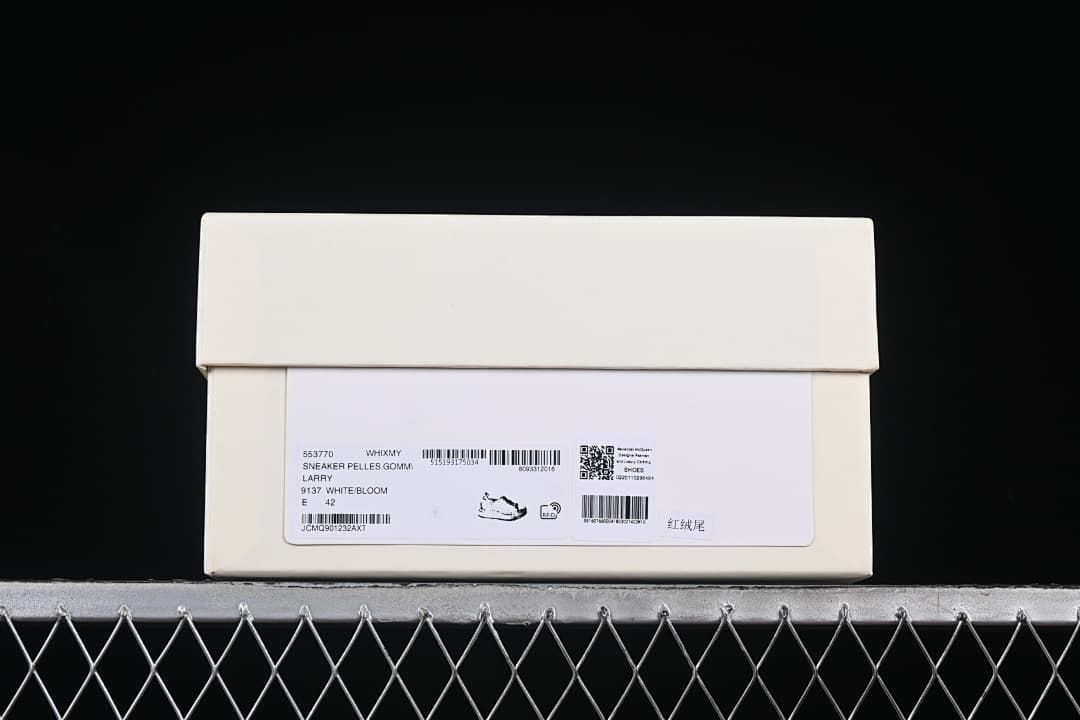 Sneaker box label showing a photographed EU size 42 and product details.