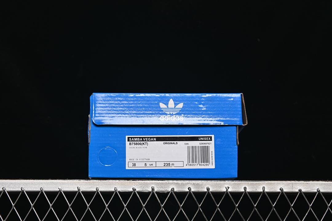 Blue shoe box label with model and sample size information
