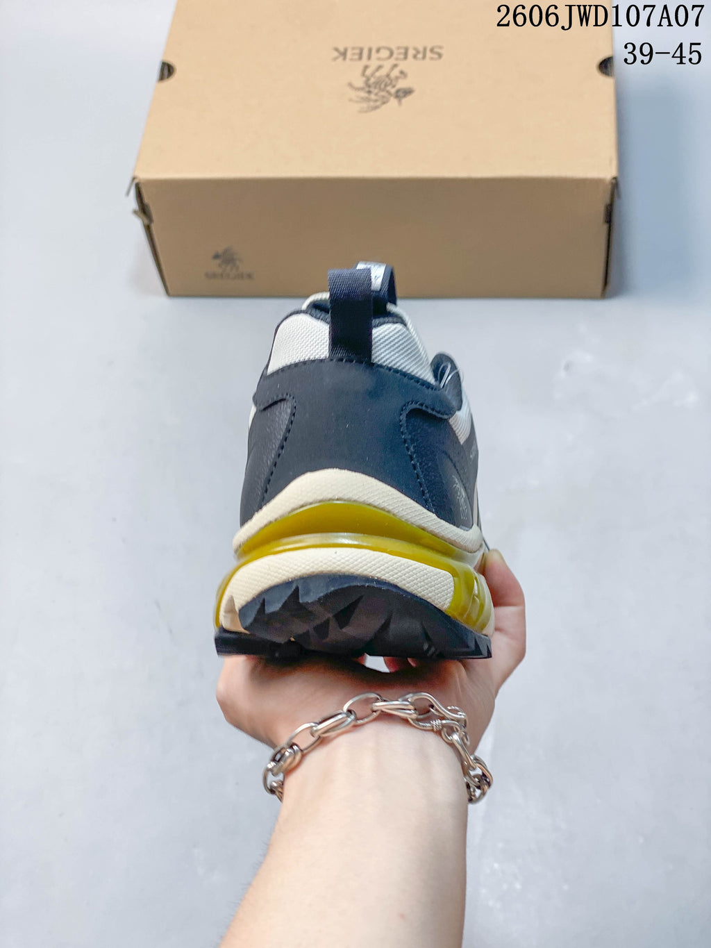 Rear view of the hiking shoe showing its heel pull tab and layered sole; image overlay shows size range 39–45.