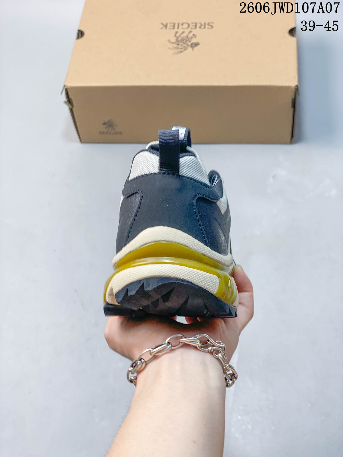 Rear view of the hiking shoe showing its heel pull tab and layered sole; image overlay shows size range 39–45.