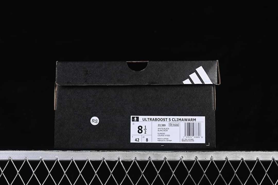 Box label identifying the Ultraboost 5 Climawarm and style JI1389