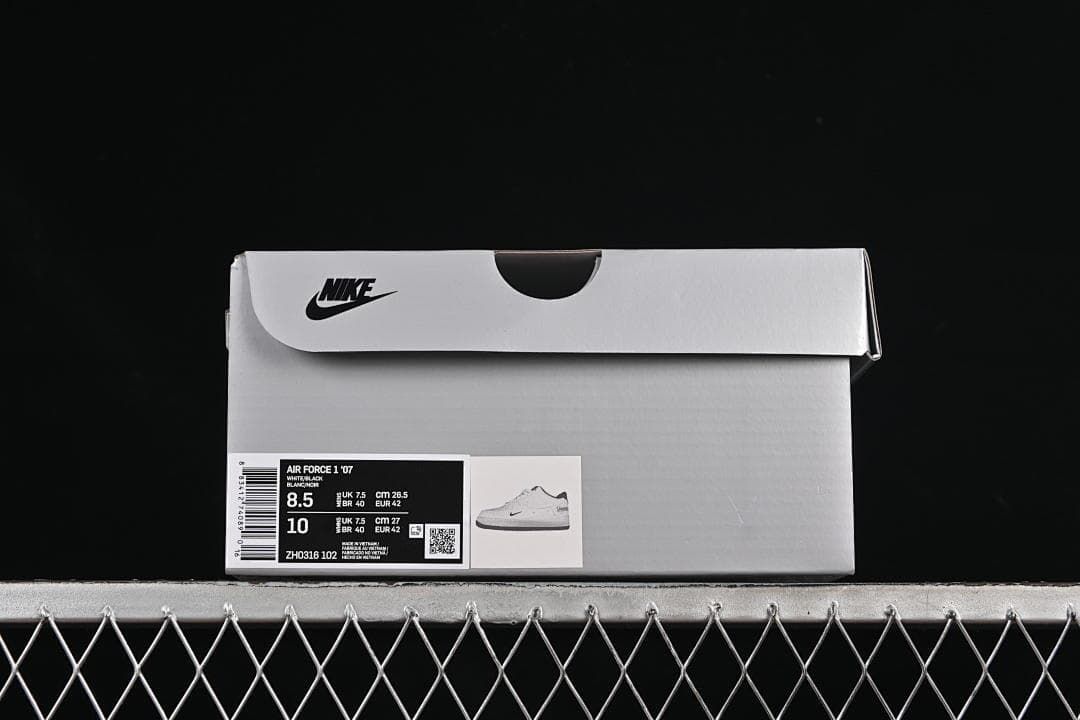Box label showing Air Force 1 '07, color details, style code, and sample size markings