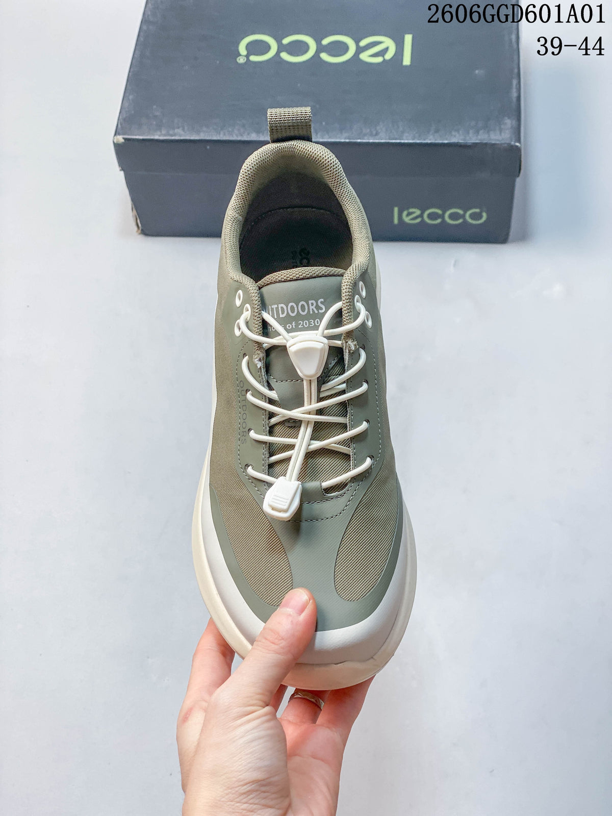 Top-down view of the sneaker showing its lace-lock detail and contrasting upper panels; image overlay lists sizes 39–44.
