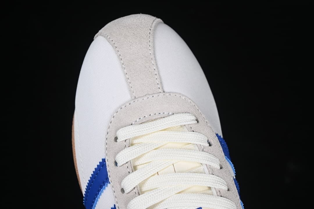 Top view of the sneaker toe and lacing
